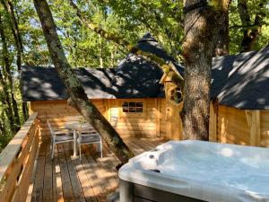 einen Whirlpool auf dem Deck eines Baumhauses in der Unterkunft La Cabane perchée de la Mure in Bongheat