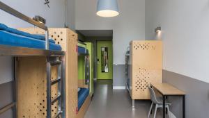 Ein Etagenbett oder Etagenbetten in einem Zimmer der Unterkunft Stayokay Hostel Amsterdam Oost