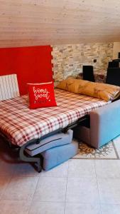 リヴィーニョにあるEMMA Vacanzeのベッド(上に赤い枕付)