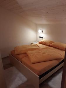 リヴィーニョにあるEMMA Vacanzeのベッドルーム1室(ベッド1台付)