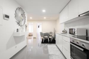 Η κουζίνα ή μικρή κουζίνα στο Host Wise - Spacious Noble Apartaments Ace Location