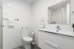 Ένα μπάνιο στο Host Wise - Spacious Noble Apartaments Ace Location +31 φωτογραφίες