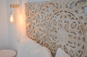 a headboard of a bed in a room at Summer Residence in Provatas