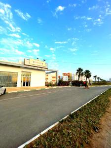 eine leere Straße vor einem Laden in der Unterkunft Appartement dans résidence à 2 pas de la mer et parking in Tangier