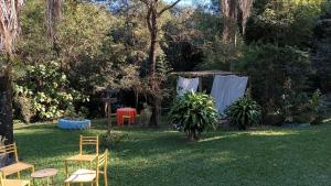 un grupo de sillas y mesas en un patio en Pousada Maravilhas da Serra en Moeda
