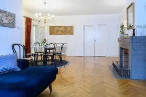 een woonkamer met een blauwe bank en een open haard bij HoMade B&B, Gamla Stan in Norrköping