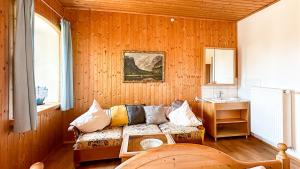 uma sala de estar com um sofá e um lavatório em Almbauernhof em Ruhpolding