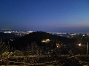 Blick auf die Stadt in der Nacht in der Unterkunft Casa Vacanza Bel Panorama Collina Versilia in Culla