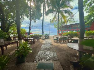 Rustic Beach Front Hotel Brasilito 레스토랑 또는 맛집