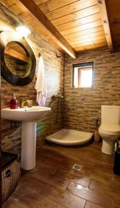 une salle de bain avec un lavabo, des toilettes et une baignoire dans l'établissement Kliton Villa, à Dhrímiskos