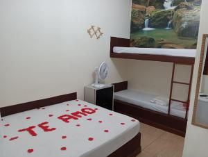 Habitación con 2 literas y corazones rojos en la cama. en Pousada Maravilhas da Serra en Moeda