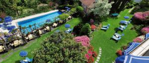 uma vista aérea de um resort com uma piscina em Hotel Ascona em Ascona mais 37 fotografias