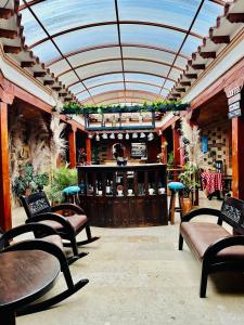 un restaurante con sillas, mesas y techo en Hotel Oasis de la villa, en Villa de Leyva