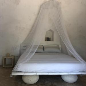 een hemelbed in een kamer bij Trullo Mareposa in Sannicola