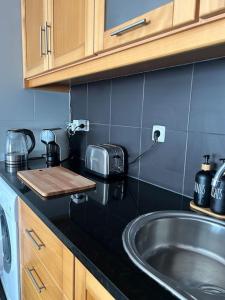 een aanrecht met een wastafel en een aanrecht bij Wave - Beach House, Baleal in Baleal +26 foto's