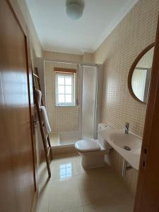 een badkamer met een toilet, een wastafel en een douche bij Wave - Beach House, Baleal in Baleal