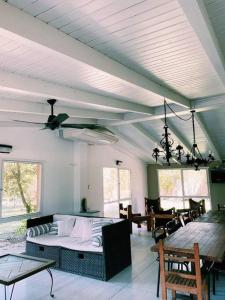 a living room with a couch and a ceiling at Quinta Las Flores in Reconquista