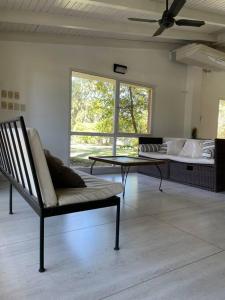 - un salon avec un canapé et une table dans l'établissement Quinta Las Flores, à Reconquista