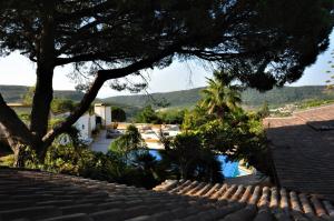 uma vista para a piscina a partir da casa em Mille et une Nuits - La Vénus de Lisbonne em Calhandriz
