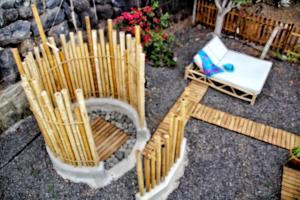 un jardin miniature avec un banc et une chaise dans l'établissement FINCA BEROLO 4, à Guía de Isora