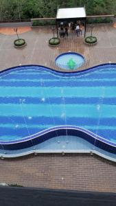 - une grande piscine d'eau bleue dans l'établissement Apartamentos Turísticos OASIS, à San Jerónimo