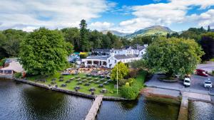 uma vista aérea de um resort sobre a água em Wateredge Inn- The Inn Collection Group em Ambleside