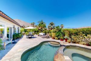 棕櫚泉的住宿－Tranquil Tierra，后院设有游泳池和带房屋的庭院