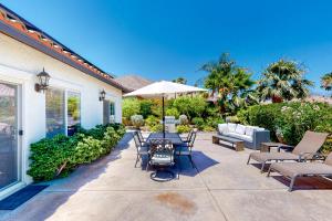 棕櫚泉的住宿－Tranquil Tierra，庭院配有桌椅和遮阳伞。