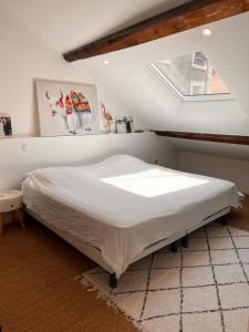 Ένα ή περισσότερα κρεβάτια σε δωμάτιο στο Maison de ville - Lac & Montagnes