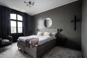 um quarto com uma cama grande e um espelho em Hotel Montagne em Åmmeberg