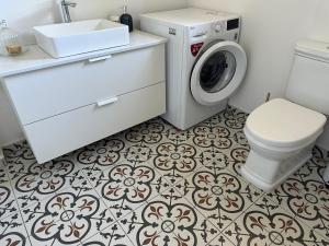 RachesにあるChálariのバスルーム(洗濯機、トイレ付)