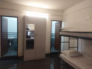 um quarto com 2 beliches e um espelho em Acon Resorts em Kodaikanal