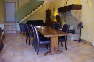 - une salle à manger avec une table et des chaises en bois dans l'établissement LES CHAISES LONGUES, à Peyrins