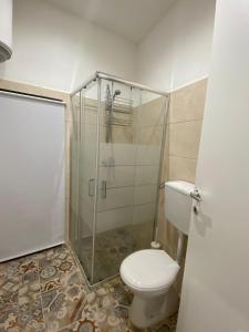 ein Bad mit einem WC und einer Dusche in der Unterkunft Salento Sunny Flat in Aradeo