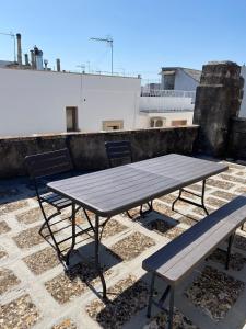 einem Picknicktisch und einer Bank auf einem Gebäude in der Unterkunft Salento Sunny Flat in Aradeo