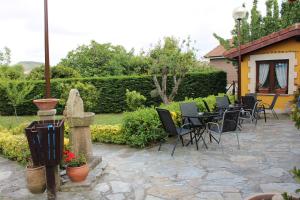 蘇安塞斯的住宿－Posada de Ongayo，一个带黑色桌椅的庭院和一个花园