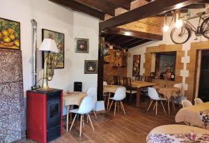 Posada de Ongayo في سوانسيس: غرفة طعام بها طاولات وكراسي وموقد