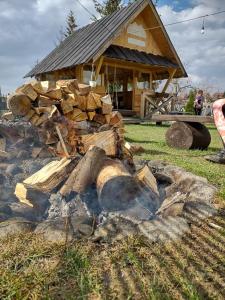 un montón de troncos delante de una casa en Góralski Zwyrt, en Bukowina Tatrzańska