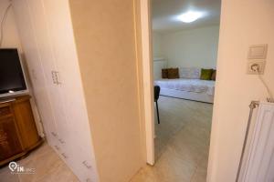 Postel nebo postele na pokoji v ubytování Odysseus Cozy Home