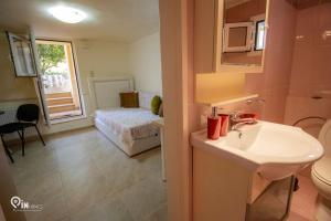 Postel nebo postele na pokoji v ubytování Odysseus Cozy Home