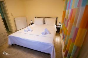 Postel nebo postele na pokoji v ubytování Odysseus Cozy Home