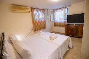 新馬克立的住宿－Odysseus Cozy Home，一间卧室配有一张床,上面有两条毛巾