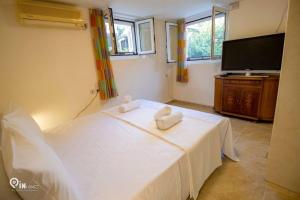 Postel nebo postele na pokoji v ubytování Odysseus Cozy Home