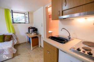 Kuchyň nebo kuchyňský kout v ubytování Odysseus Cozy Home