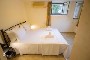 Postel nebo postele na pokoji v ubytování Odysseus Cozy Home