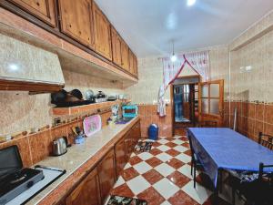 een keuken met een aanrecht en een tafel. bij Appartements Dar Rahma in Chefchaouene