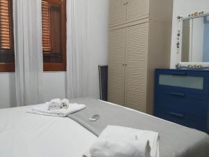 ノート・マリーナにあるSapore di Mareのベッドルーム1室(タオル、鏡付)