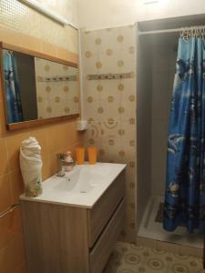 y baño con lavabo, espejo y ducha. en Sapore di Mare, en Marina di Noto