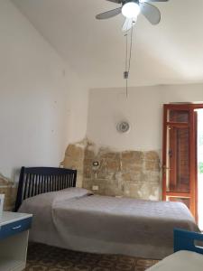ノート・マリーナにあるSapore di Mareのベッドルーム1室(ベッド1台、シーリングファン付)