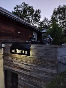 una señal en el lateral de un edificio en Chalet Ailleurs Appartement à Molines en Queyras, en Molines-en-Queyras